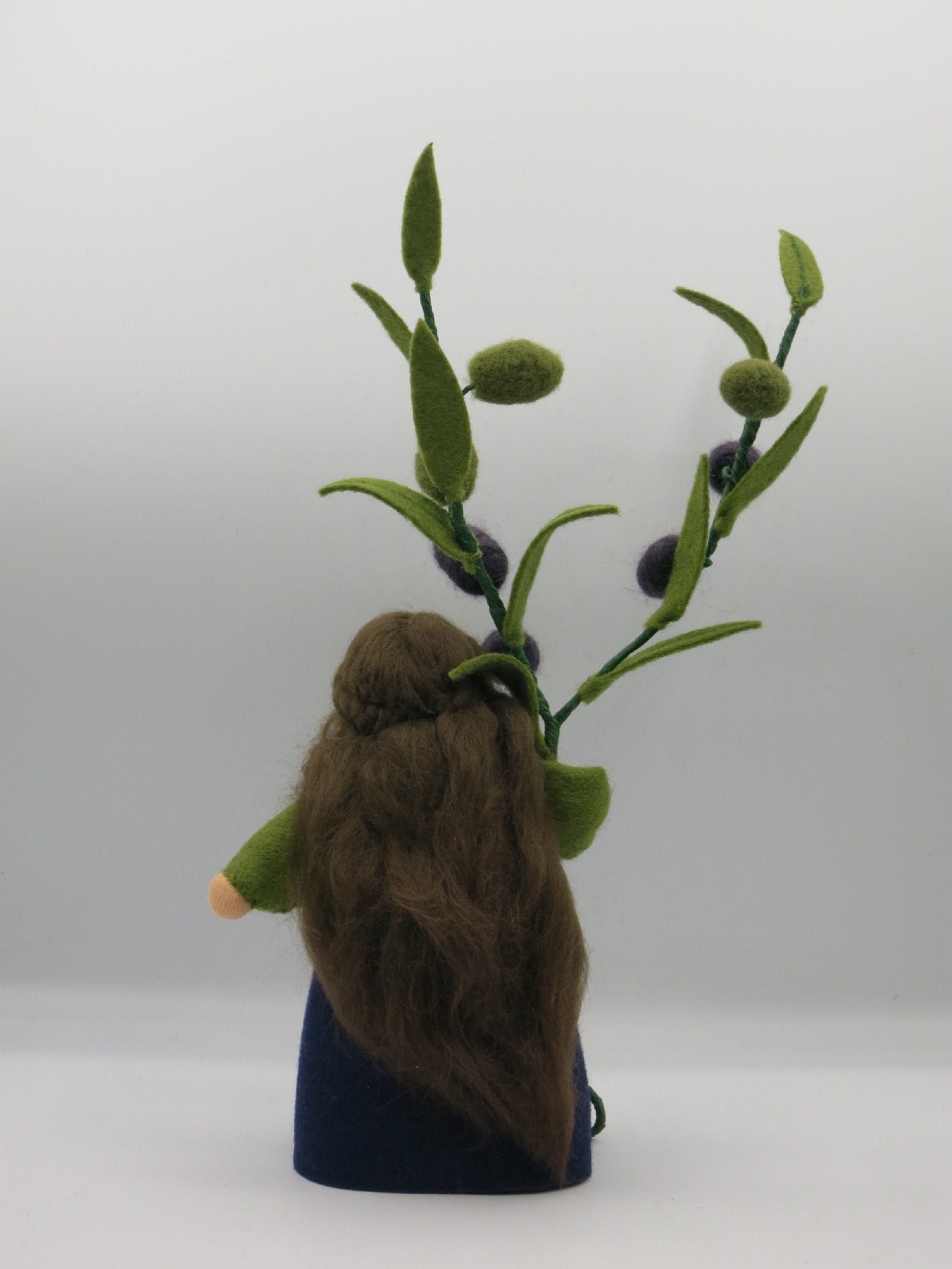 Olive Blumenkind aus Wollfilz, Seitenansicht mit Olivenzweigen in beiden Reifestadien, Waldorf-Jahreszeitentisch, Art. HE37