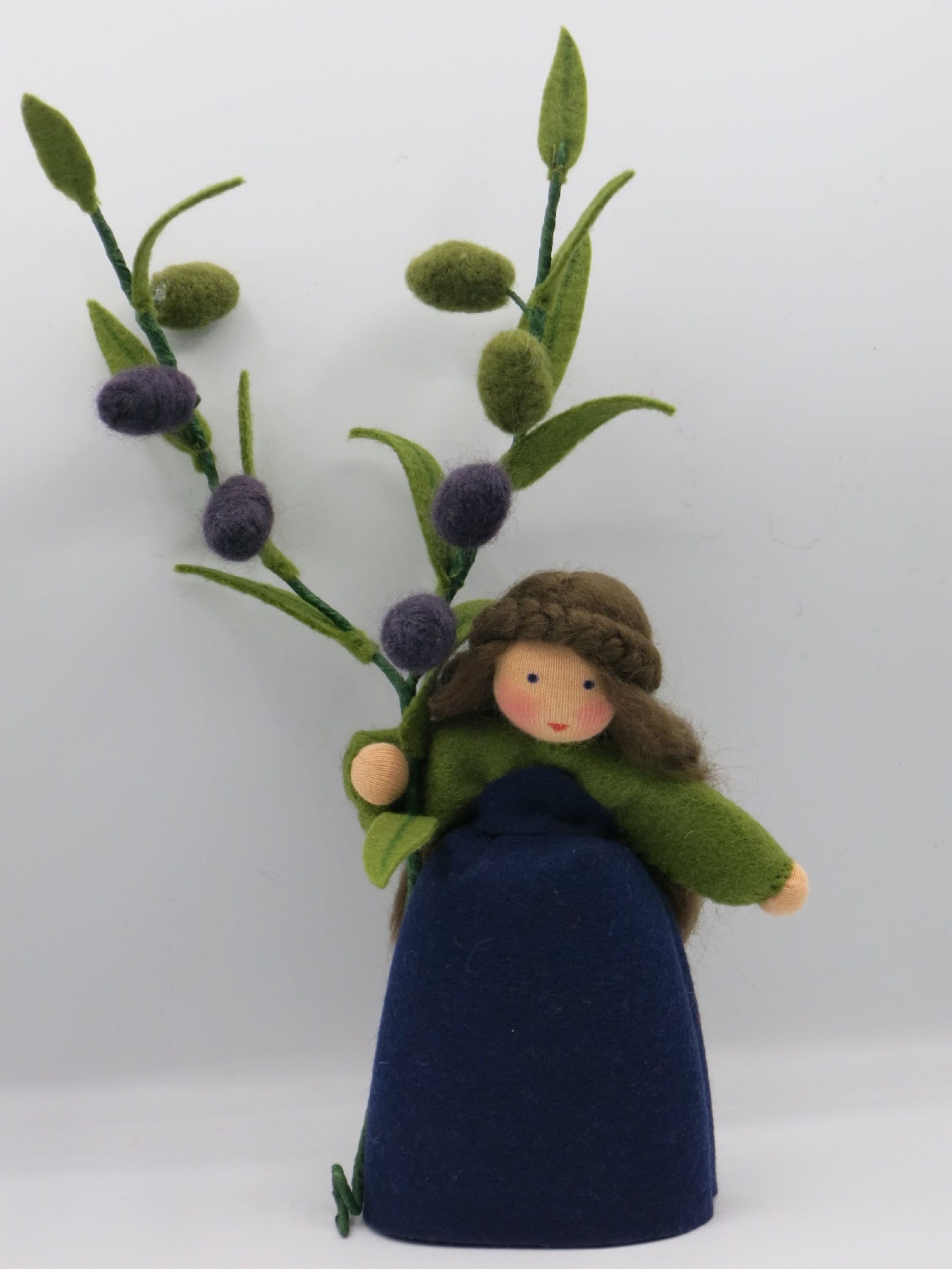 Olive Blumenkind aus Wollfilz mit zwei Olivenzweigen und geflochtener Frisur, Waldorf-Jahreszeitentisch, Art. HE37
