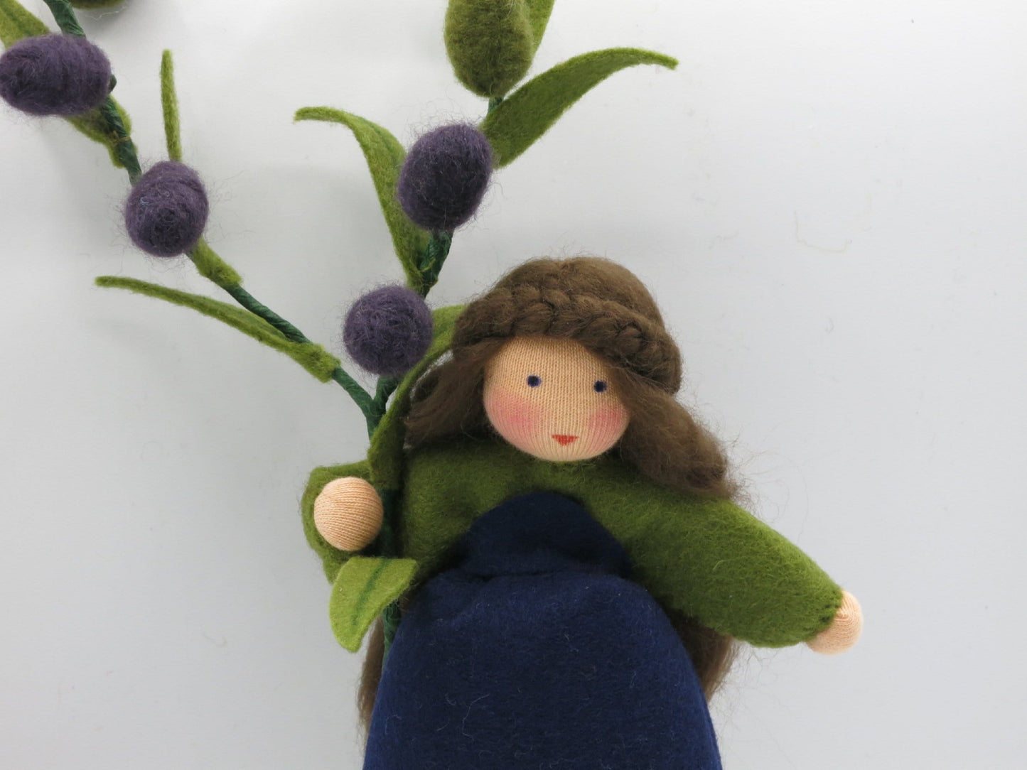 Olive Blumenkind aus Wollfilz, Nahaufnahme mit Olivenzweigen in beiden Reifestadien, Waldorf-Jahreszeitentisch, Art. HE37