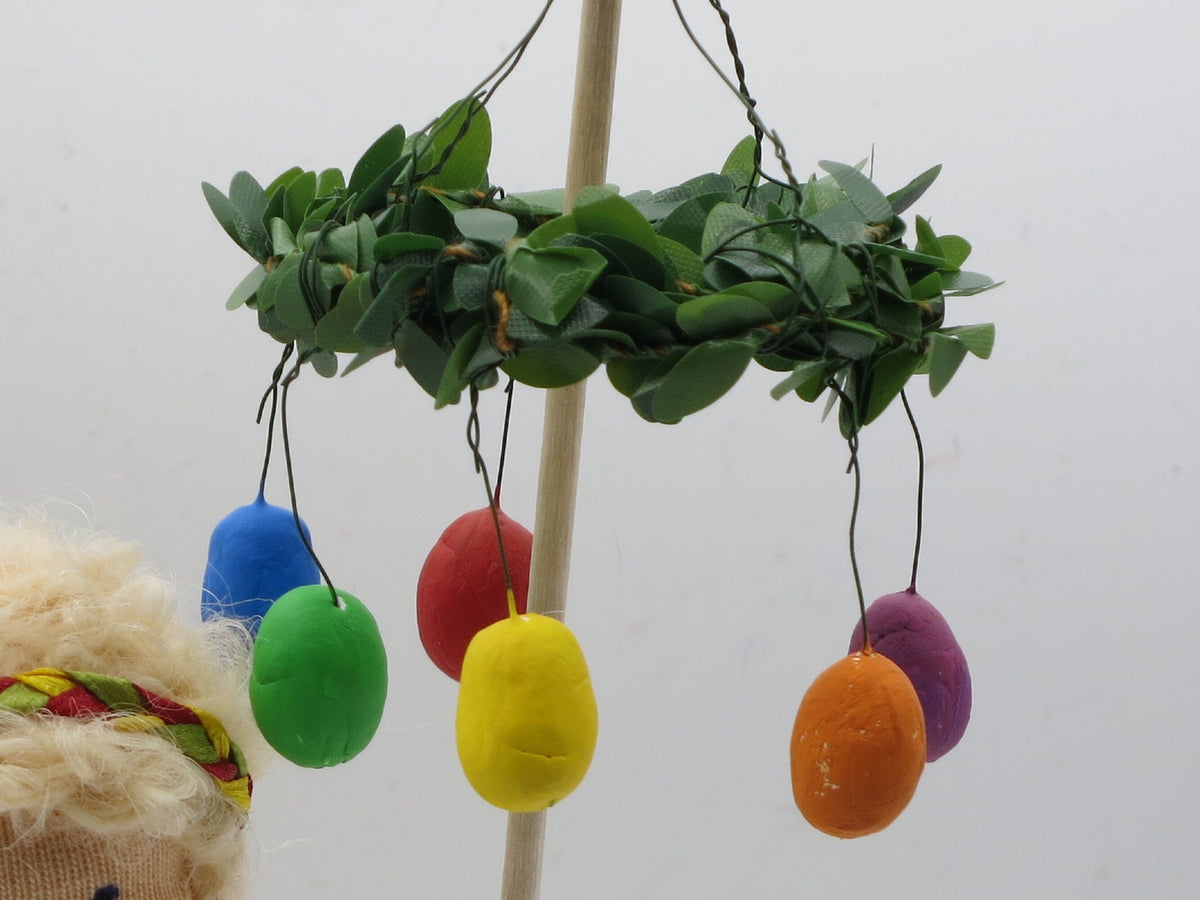 Detailansicht des Buchsbaumkranzes mit handgefertigten bunten Ostereiern aus Filz am Osterkranz-Blumenkind
