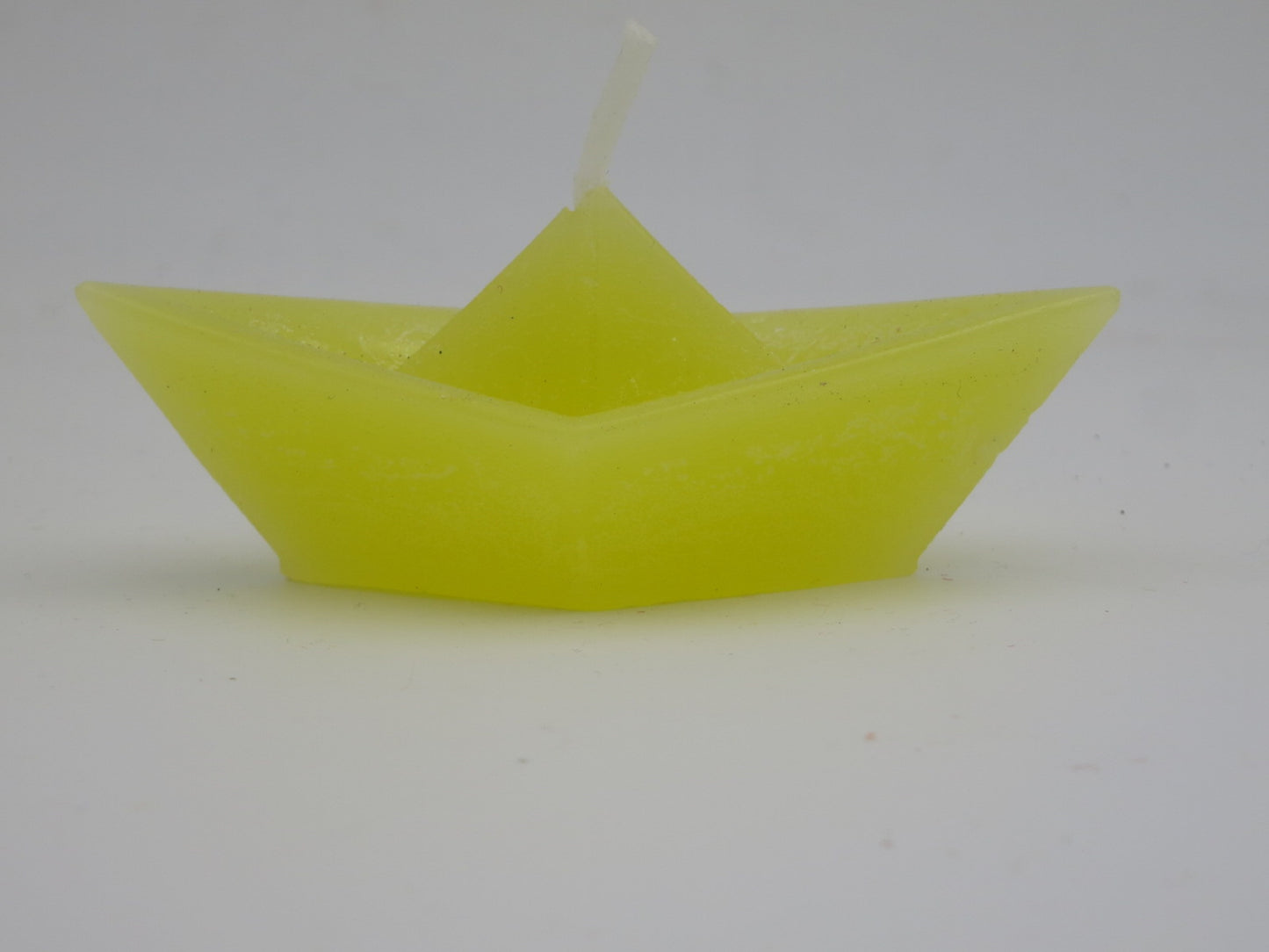 Papierbootkerze in Farbe als Schwimmkerze