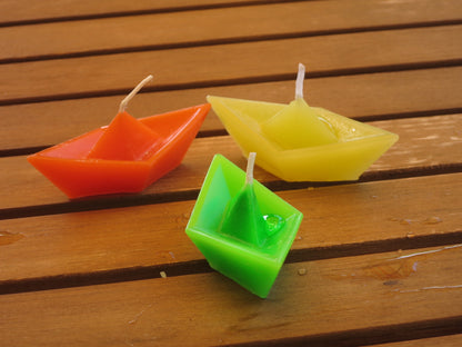 Papierbootkerzen als Schwimmkerzen für Sommertisch