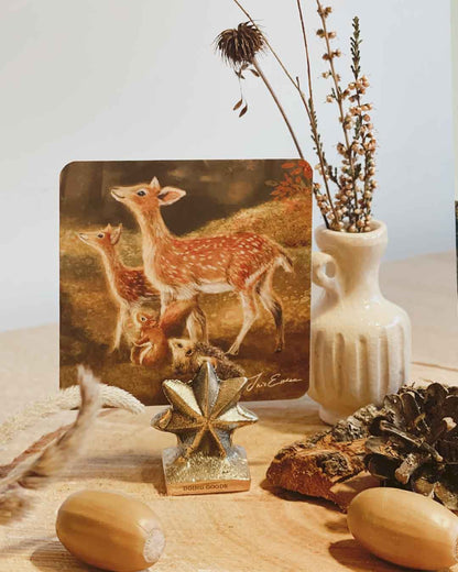 Petit Prints PKS40: aufgestellte Minikarte mit Rehfamilie, Eichhörnchen und Igel neben Vase, Zapfen und Eicheln