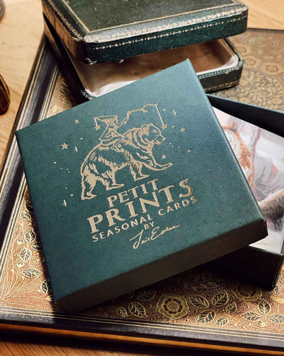 Petit Prints PKS40: dunkelgrünes Schatzkästchen mit goldgeprägtem Wichtel auf einem Bären und dem Schriftzug Petit Prints Seasonal Cards