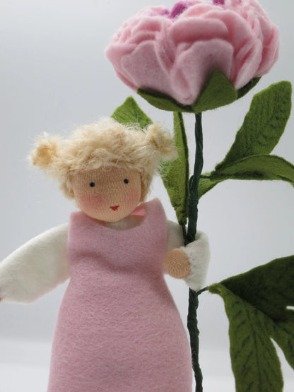 Detailansicht der rosa Pfingstrosenblüte aus Filz mit dunklerem Blütenzentrum