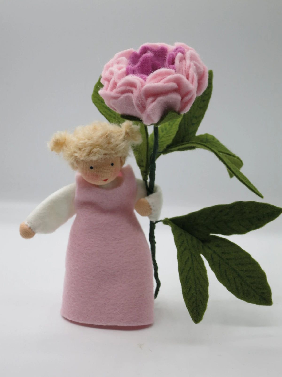 Pfingstrose-Blumenkind Ganzkörperansicht mit rosa Kleid und großer Filzblüte für den Waldorf Jahreszeitentisch