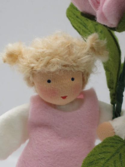 Nahaufnahme des Pfingstrose-Blumenkind-Gesichts mit blonden Zwillingsknoten