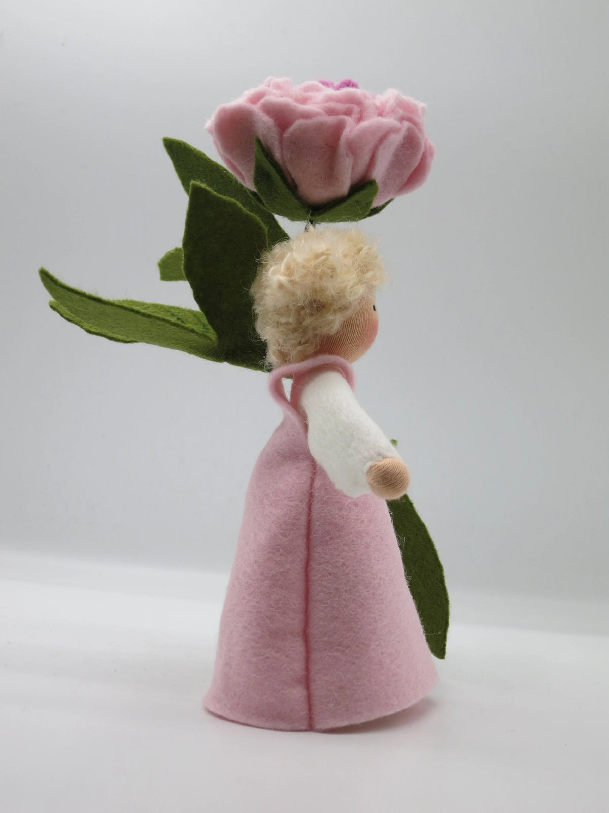 Pfingstrose-Blumenkind seitlich mit rosa Filzkleid und großer geschichteter Blüte