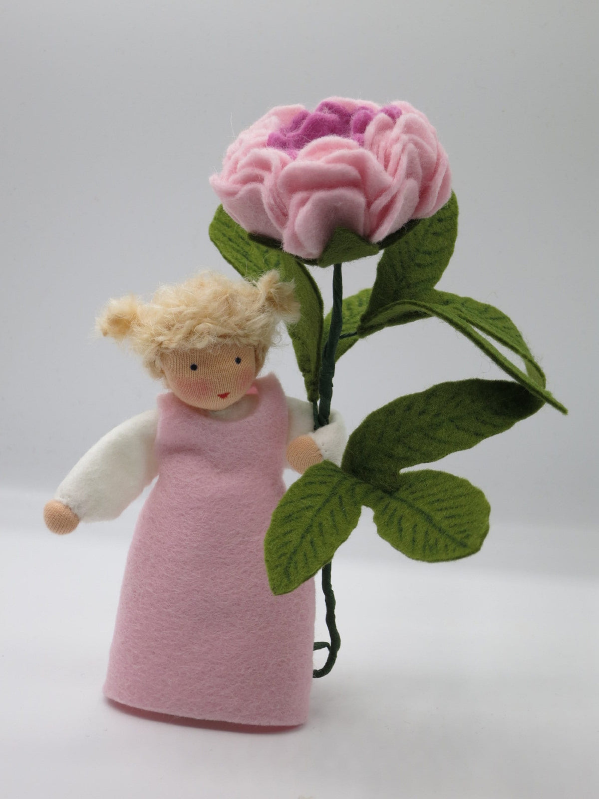 Pfingstrose Blumenkind aus Wollfilz für den Waldorf Jahreszeitentisch mit großer rosa Blüte