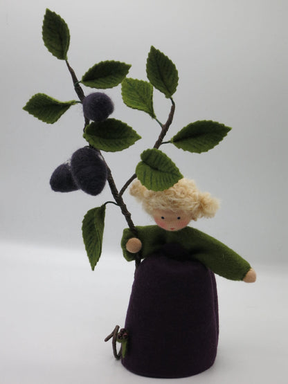 Pflaume Blumenkind aus Wollfilz, Detailansicht mit Pflaumenzweig, Waldorf-Jahreszeitentisch, Art. HE61