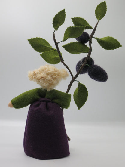 Pflaume Blumenkind aus Wollfilz, Frontalansicht mit violettem Kleid, Waldorf-Jahreszeitentisch, Art. HE61