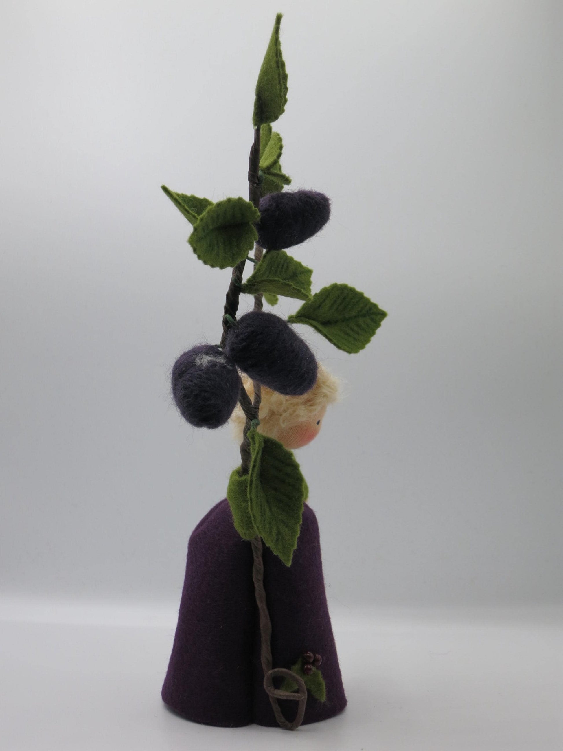 Pflaume Blumenkind aus Wollfilz, Gesamtansicht mit dunkelvioletten Fruechten, Waldorf-Jahreszeitentisch, Art. HE61