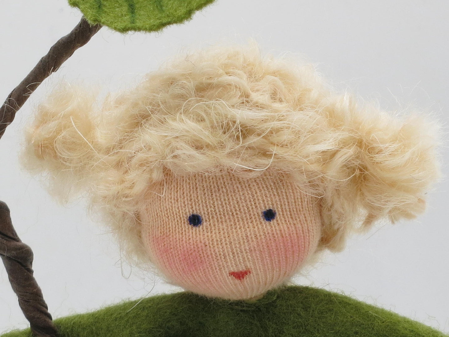 Pflaume Blumenkind aus Wollfilz, Nahaufnahme Gesicht mit blonden Locken, Waldorf-Jahreszeitentisch, Art. HE61