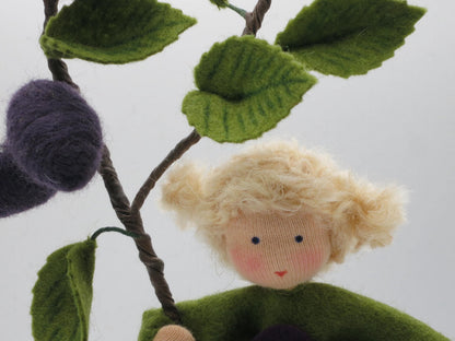 Pflaume Blumenkind aus Wollfilz im Profil mit Pflaumenzweig, Waldorf-Jahreszeitentisch, Art. HE61