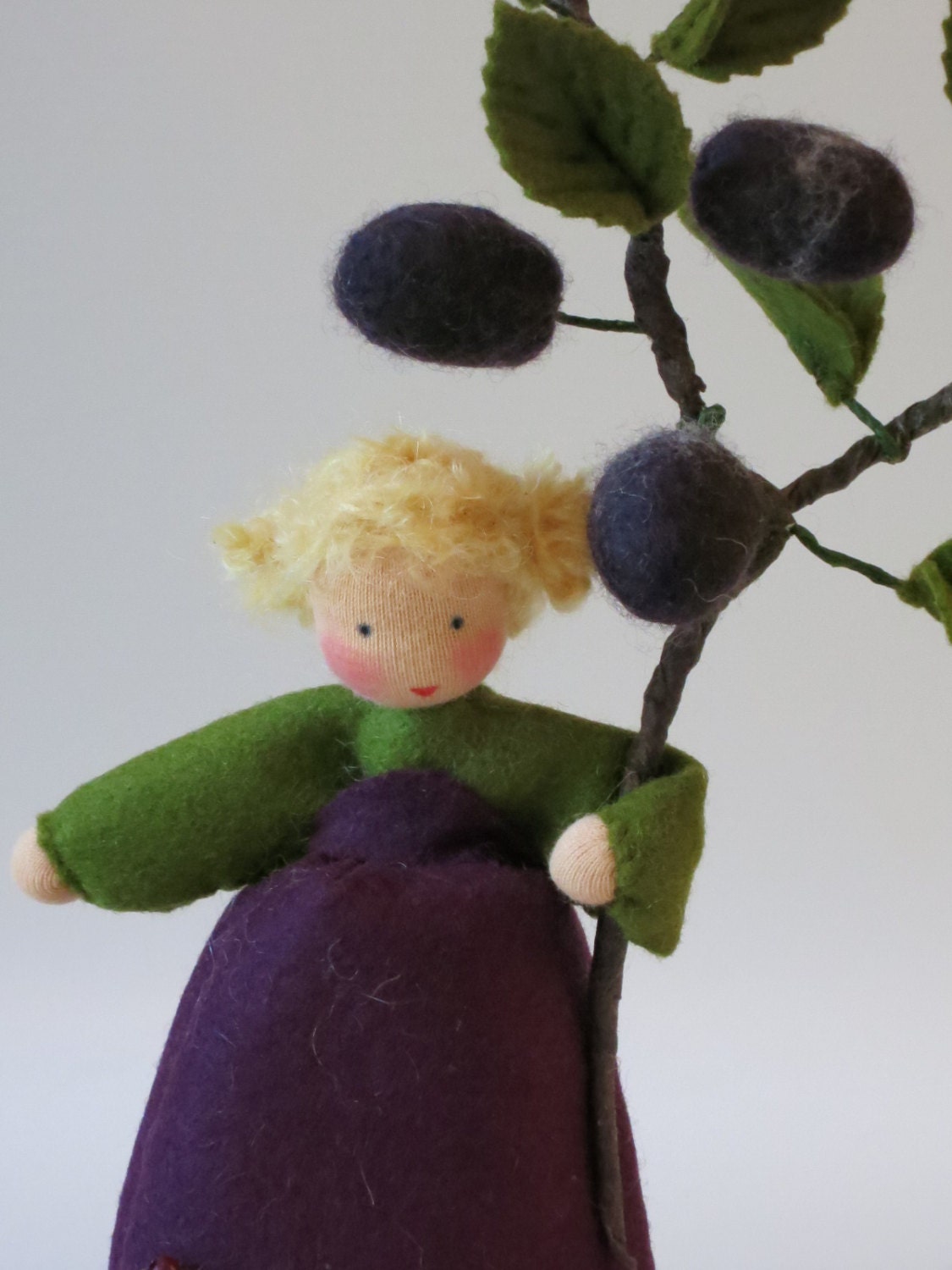 Pflaume Blumenkind aus Wollfilz, Seitenansicht mit Pflaumenzweig, Waldorf-Jahreszeitentisch, Art. HE61
