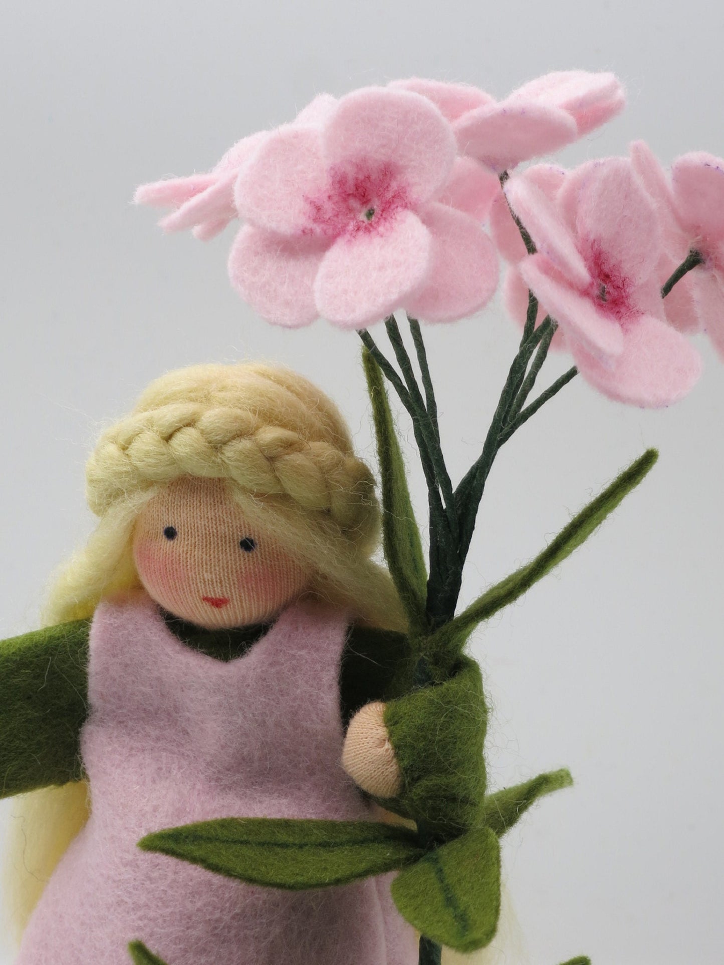 Rückansicht des Phlox-Blumenkindes mit langem blondem Haar, Waldorf-Jahreszeitentisch