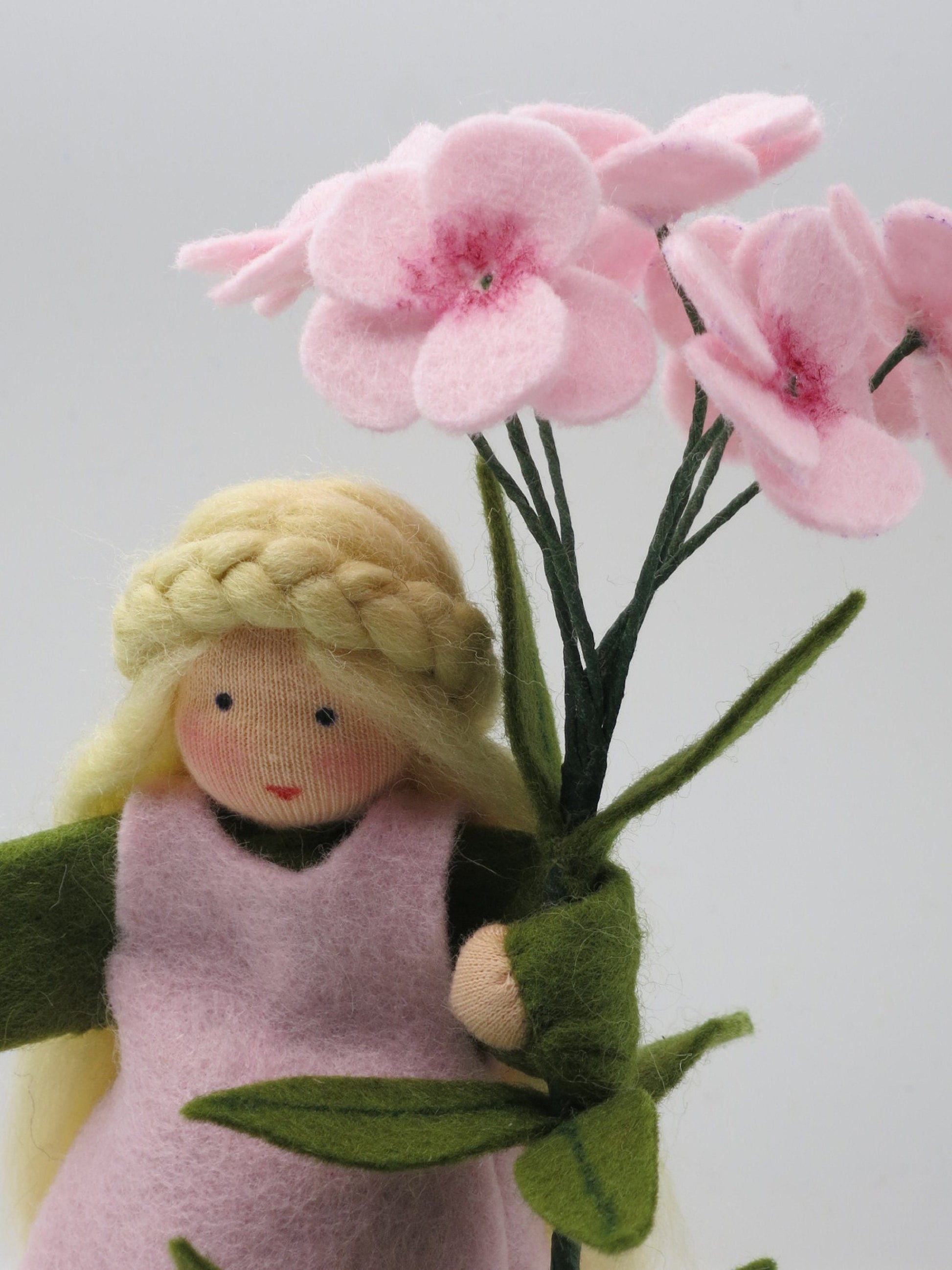 Rückansicht des Phlox-Blumenkindes mit langem blondem Haar, Waldorf-Jahreszeitentisch