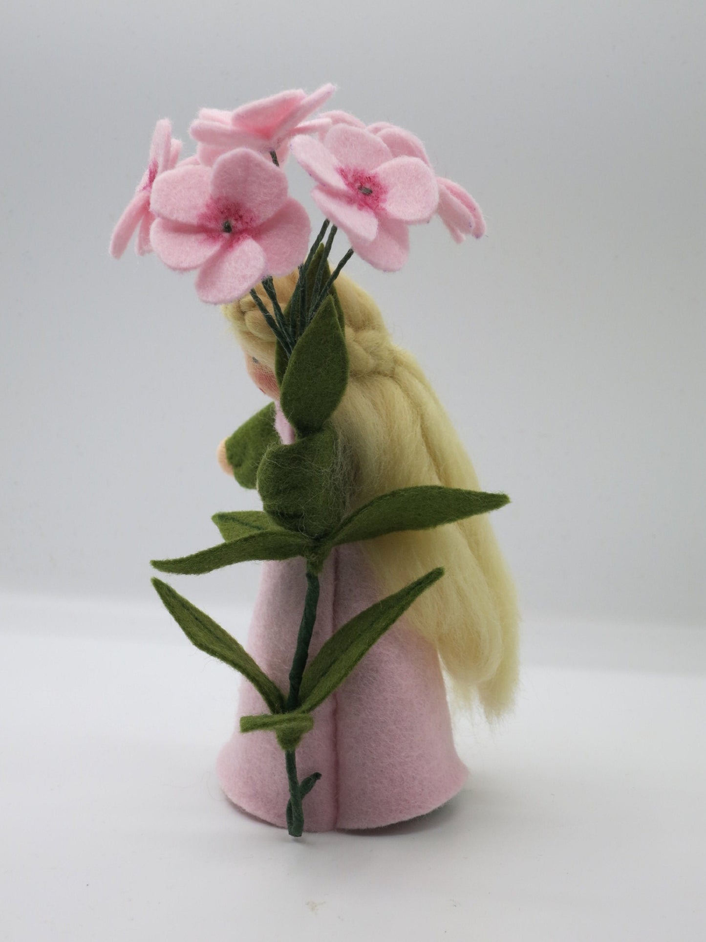 Phlox-Blumenkind mit geflochtenem Zopfkranz, Waldorf-Puppenfigur für den Jahreszeitentisch
