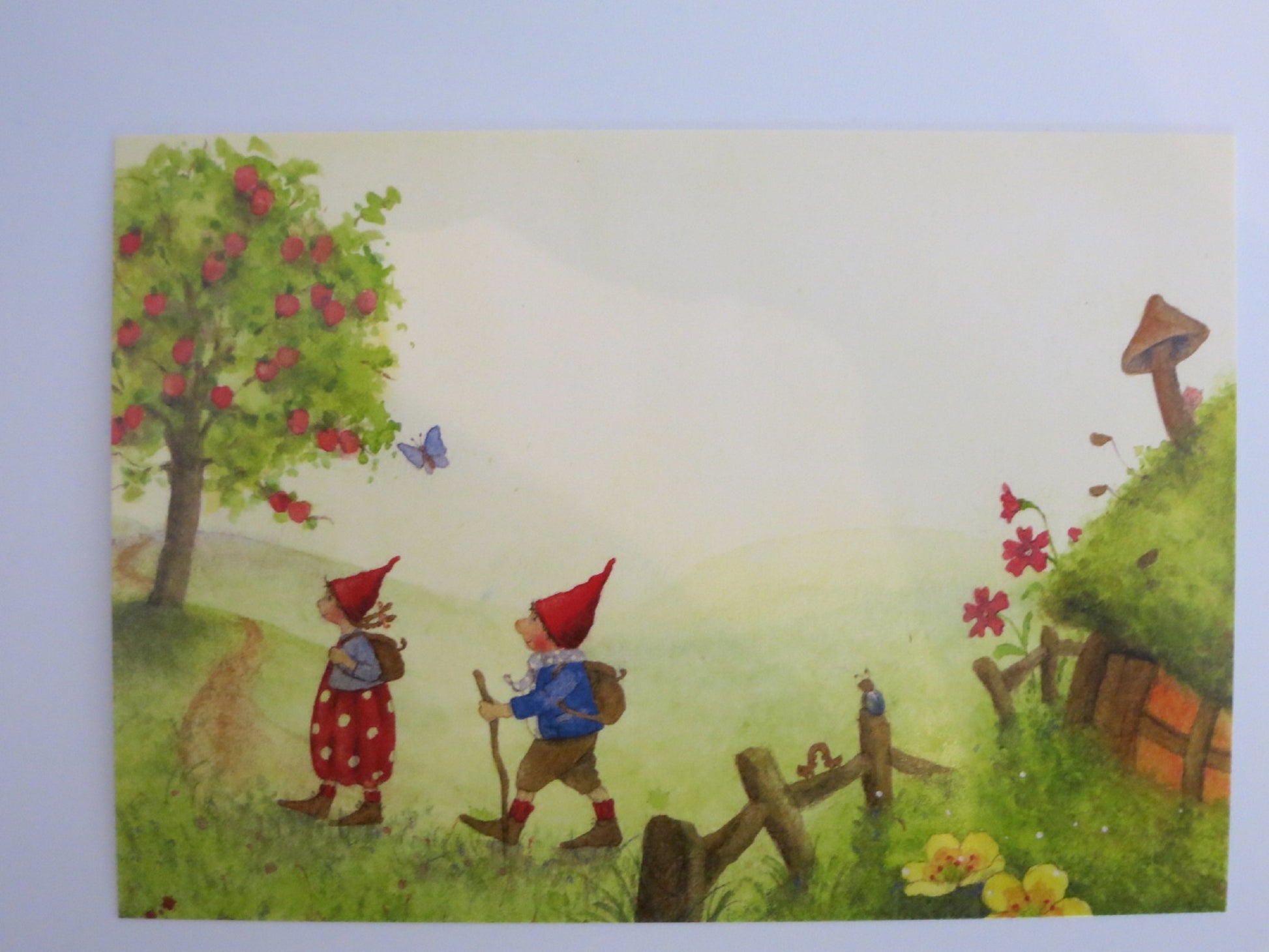 Postkarte Pippa und Pelle auf Reisen von Daniela Drescher: Wichtelkinder wandern zum Pilzhaus