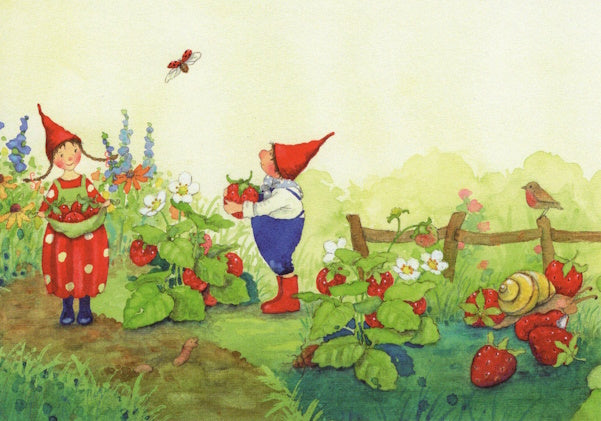 Waldorf Postkarte Pippa und Pelle im Erdbeerfeld von Daniela Drescher – Zwergenkinder beim Erdbeerpflücken
