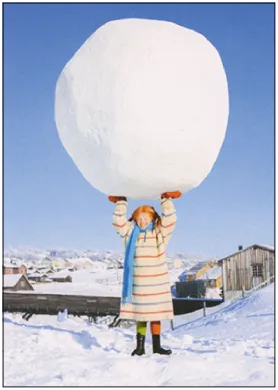 Fotopostkarte Pippi mit Schneeball – Pippi Langstrumpf stemmt riesigen Schneeball, PKWI292