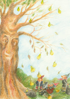 Monatspostkarte Oktober von Ilona Bock: Baum mit Gesicht lässt Birnen fallen, Zwerge sammeln sie