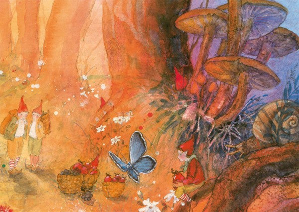 Postkarte Pilzzwerge von Daniela Drescher: Zwerge zwischen Pilzen mit blauem Schmetterling