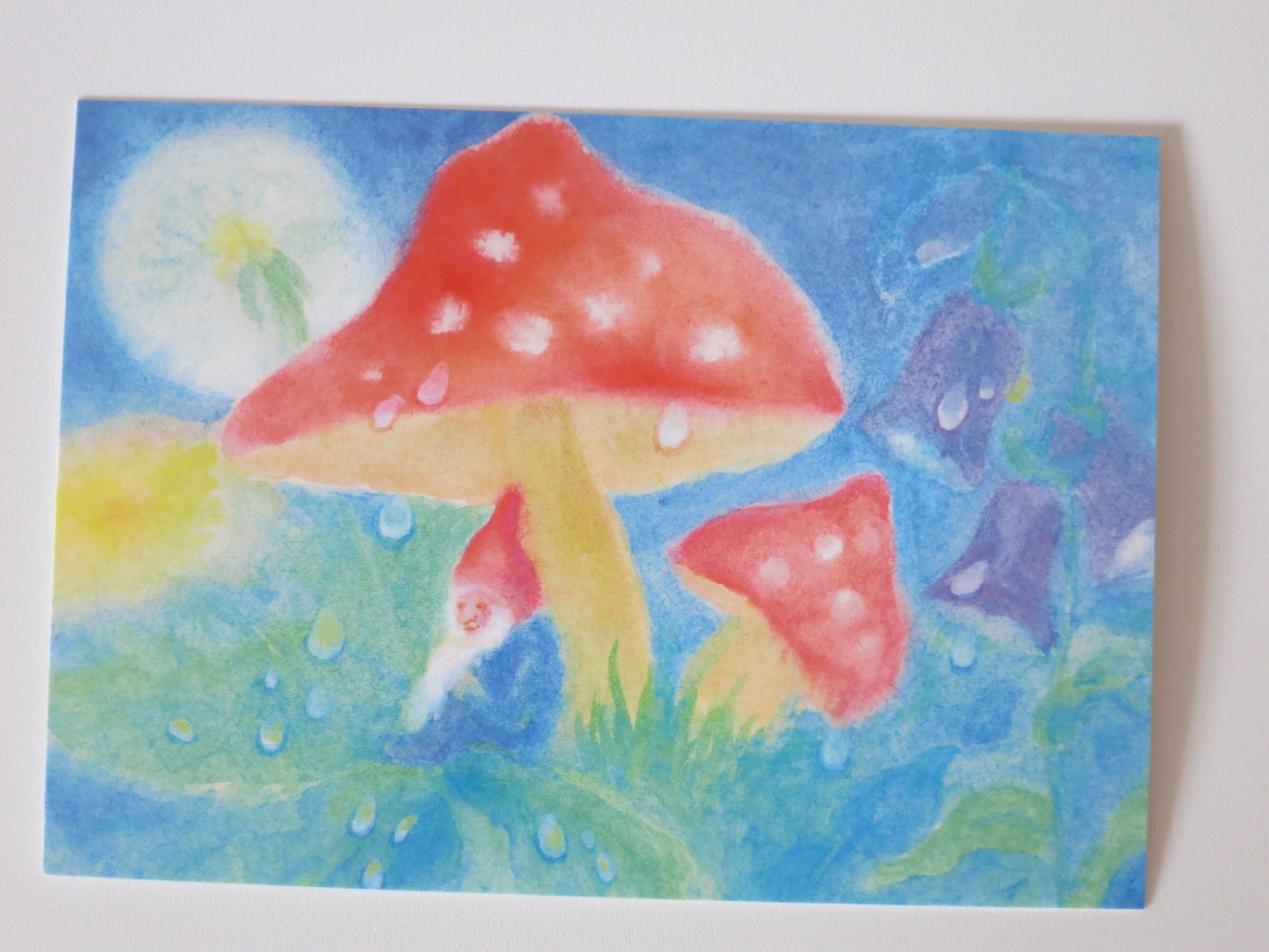 Postkarte Zwerg unter einem Pilz von Dorothea Schmidt: Zwerg sucht Schutz unter Fliegenpilz vor Regen