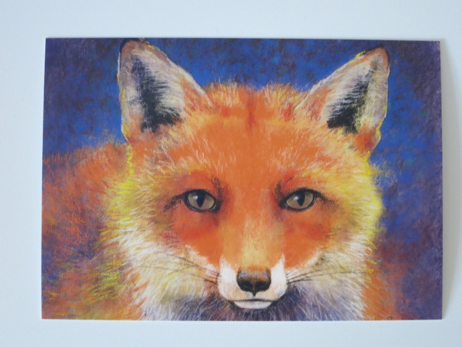 Postkarte Fuchs von Loes Botman: Pastellporträt mit senkrechten Pupillen vor blauem Hintergrund