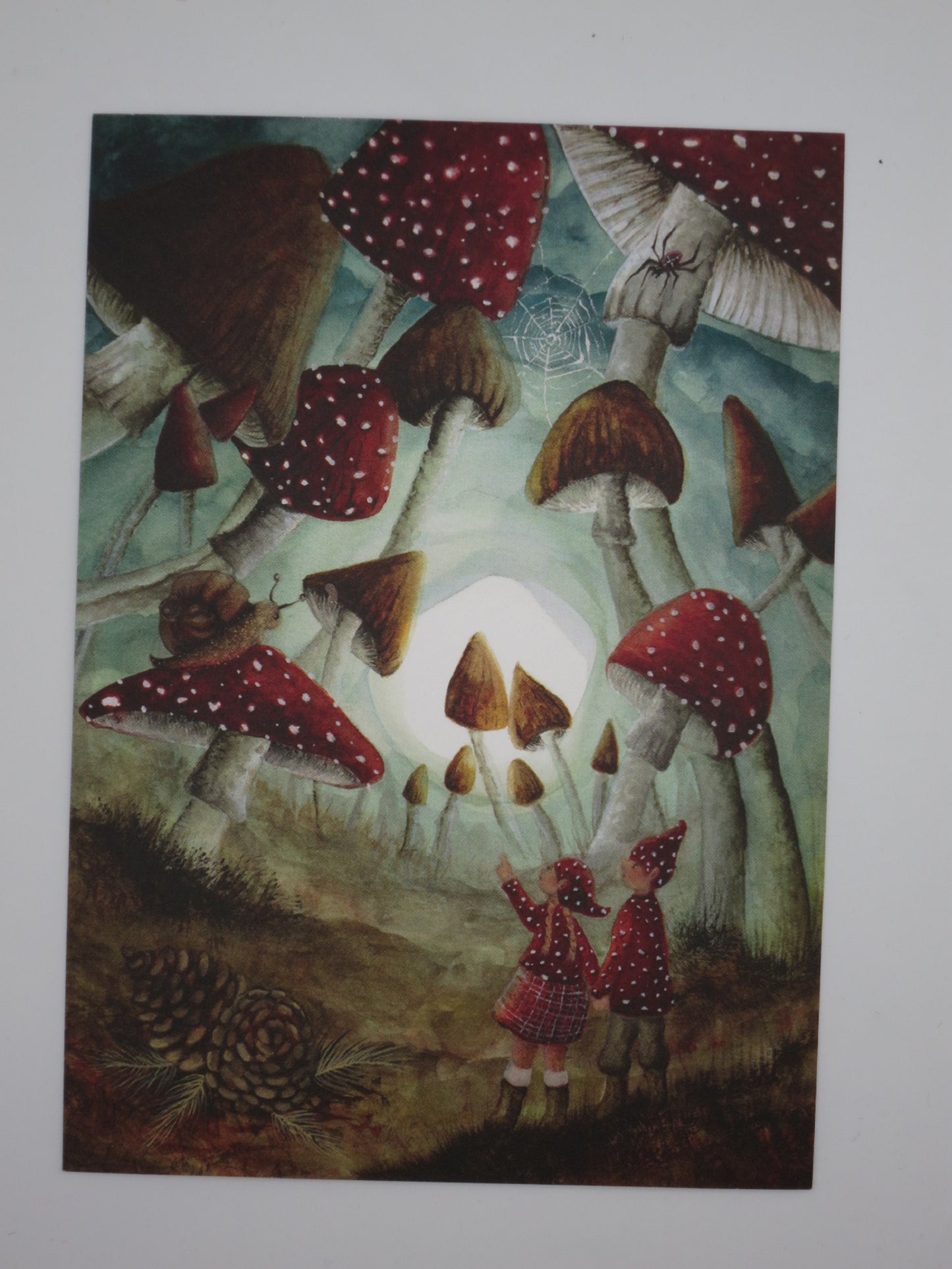 Postkarte Fliegenpilz Wunderland von Bijdehansje: Wichtelkinder staunen zwischen riesigen Fliegenpilzen