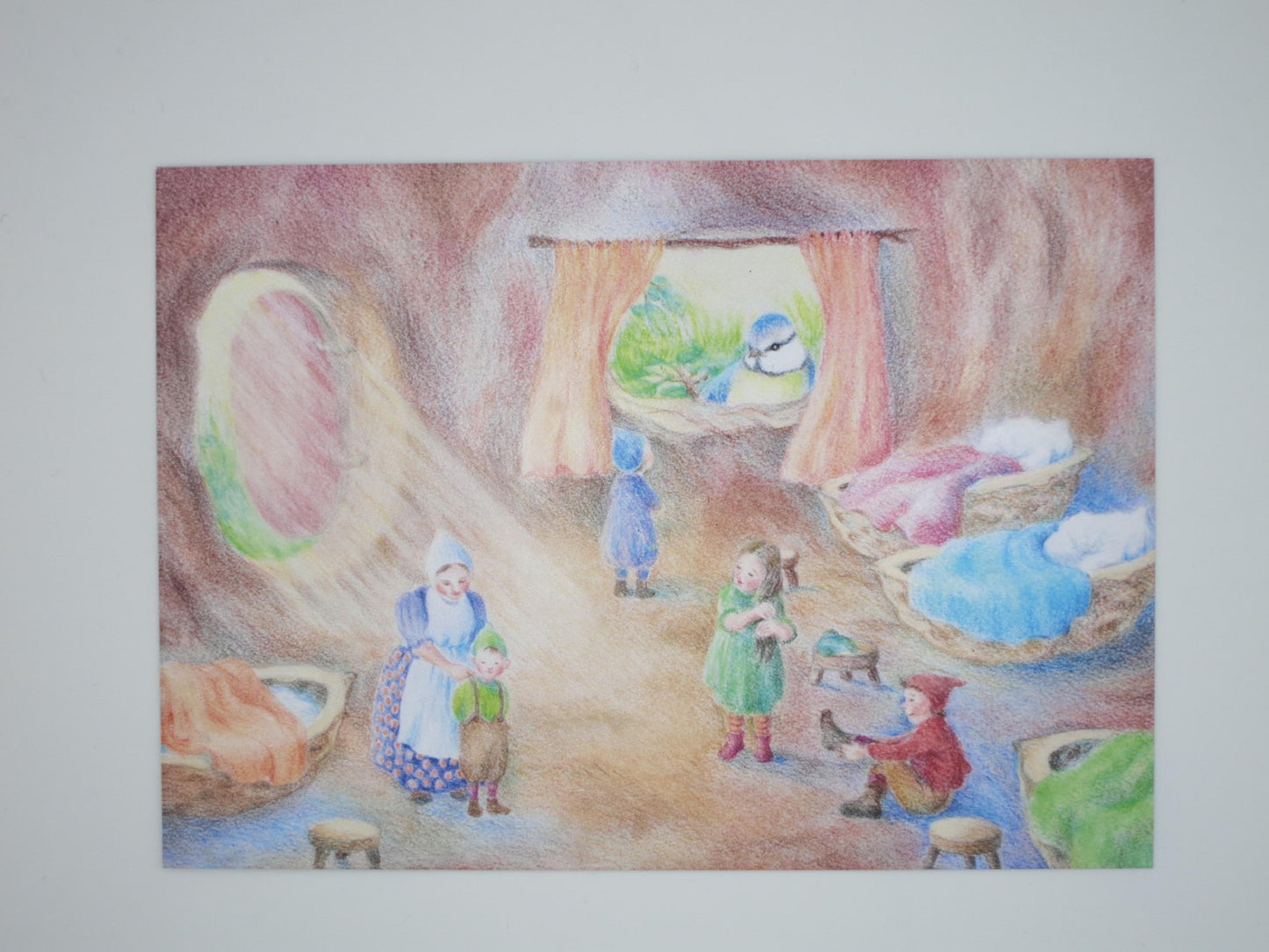 Postkarte Zwergenmorgen im Walnussbaum von Monika Speck: Zwergenfamilie in Höhle mit Walnussschalen-Betten