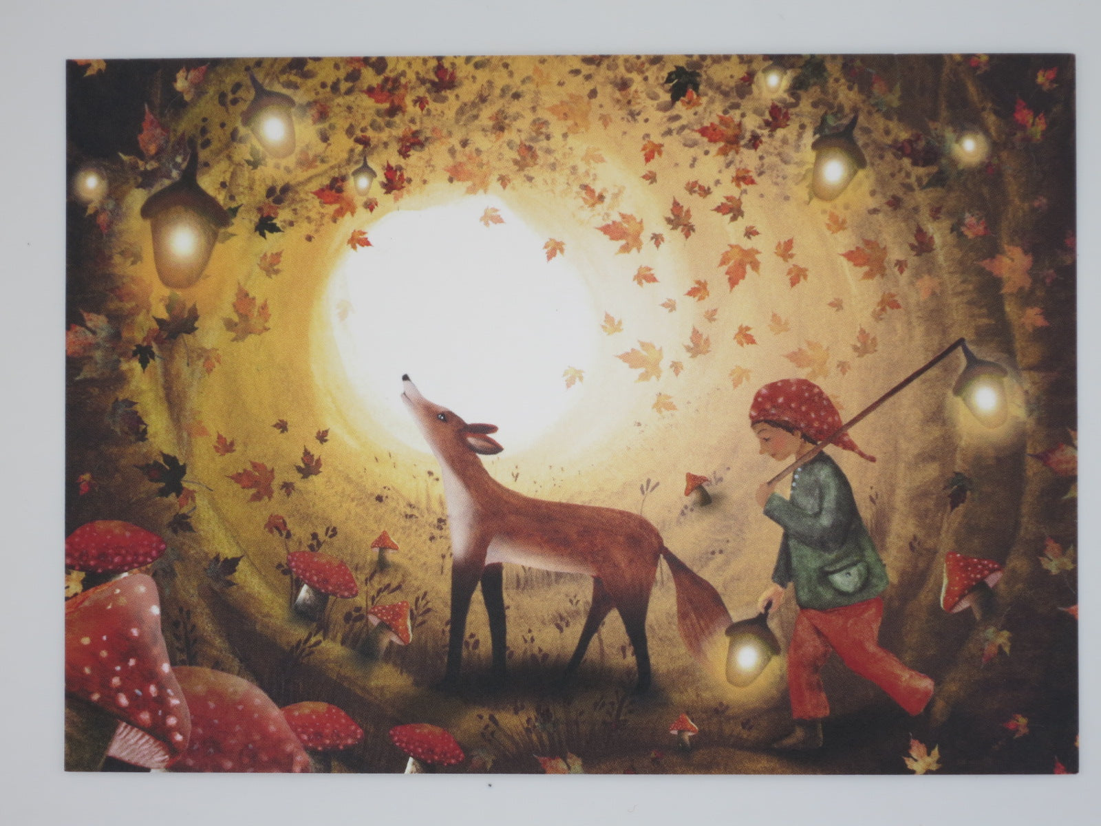 Postkarte Lichter im Dunkeln von Bijdehansje: Wichtel mit Stablaterne trifft Fuchs im Fliegenpilzwald