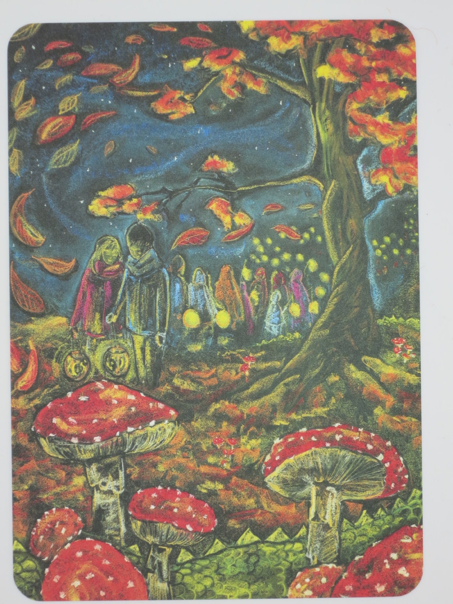 Postkarte Herbst von Geertje Kapteijns: Kinder mit Laternen treffen Wichtelzug zwischen Fliegenpilzen