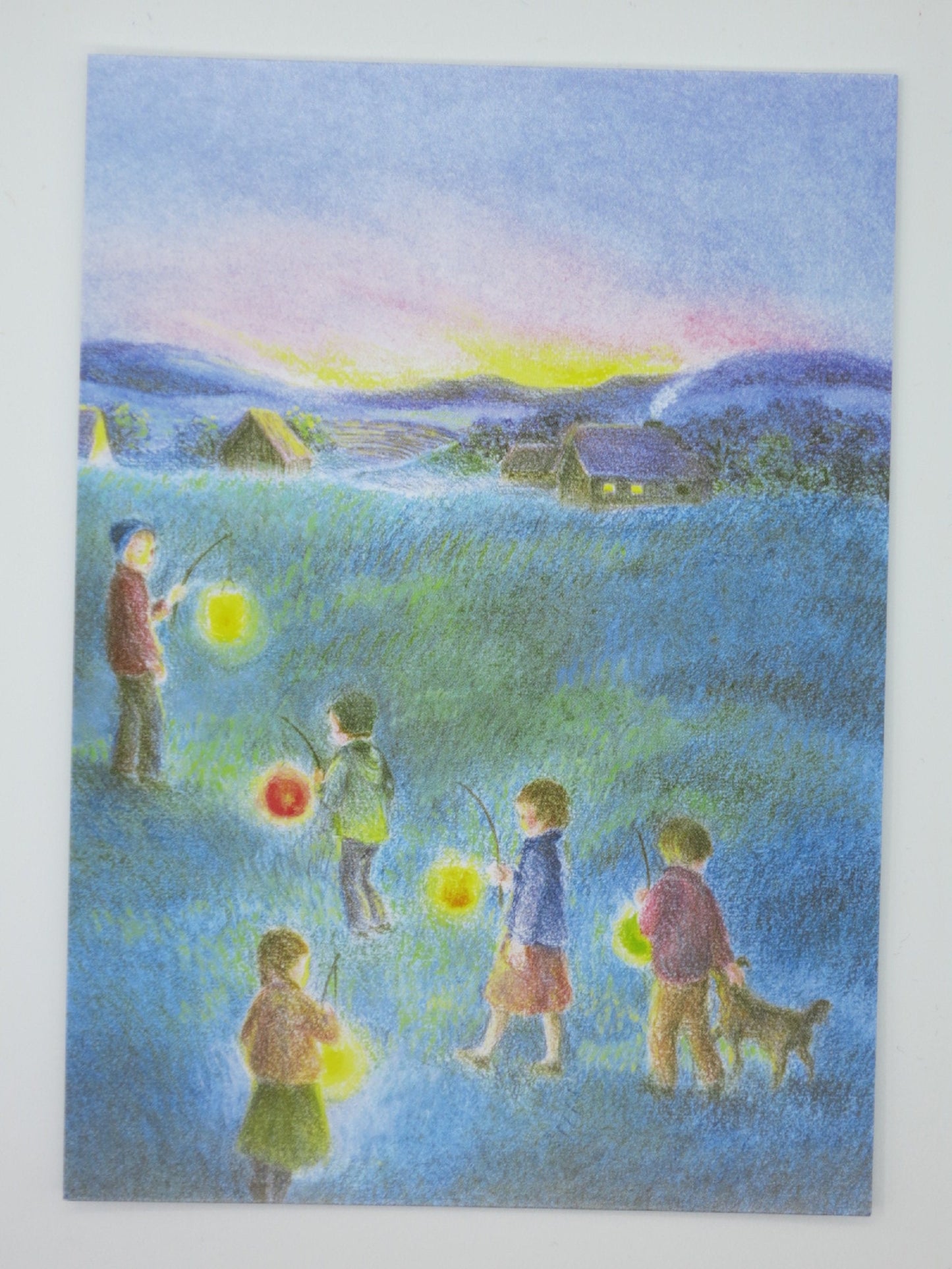 Postkarte Laternenumzug von Monika Speck: Kinder mit Laternen zur Blauen Stunde
