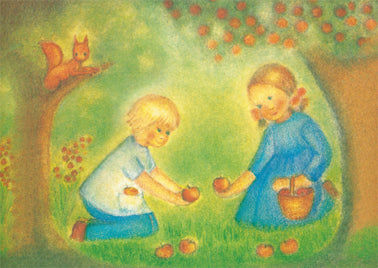 Postkarte Apfelernte von Ruth Elsässer: Kinder sammeln Fallobst im Korb