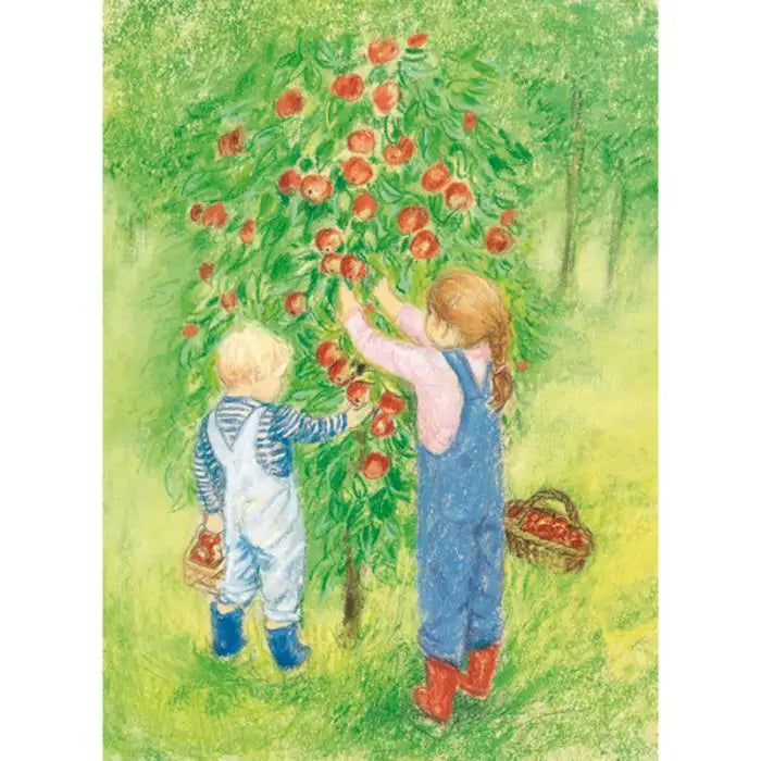 Zwei Kinder pflücken rote Äpfel von einem kleinen Baum – Postkarte „Äpfel pflücken“ von Cornelia Haendler
