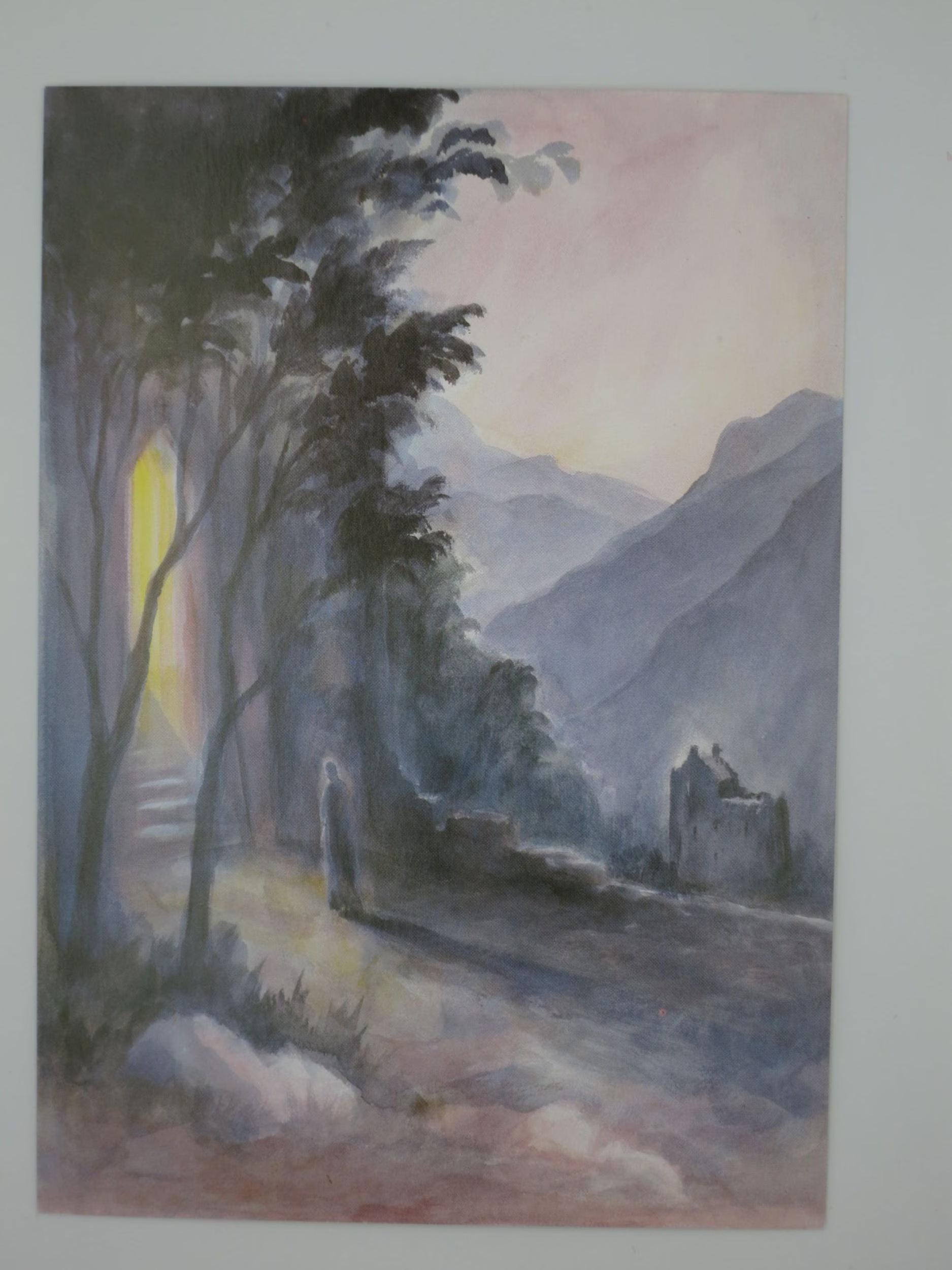 Herbst Postkarte An der Schwelle PKHE173: leuchtende Gestalt auf Bergpfad zwischen Tor und Burgruine, Aquarell von David Newbatt