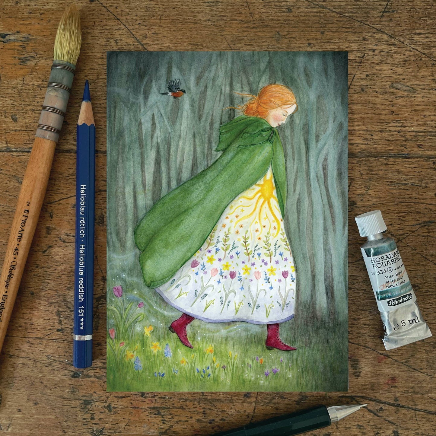 Frühlings Postkarte Ankunft des Frühlings PKFR230: Eine Frühlingsfee im Wald mit Blumenkleid
Zeichnung von Mhairi Hellbrandt