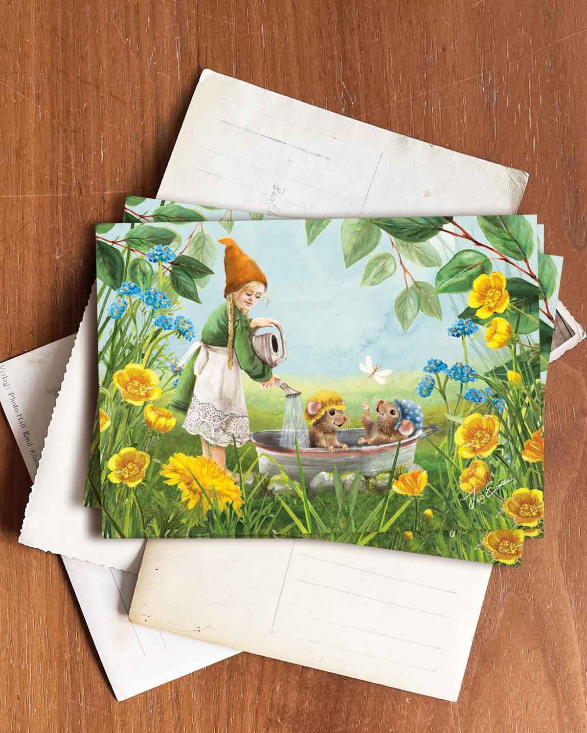 Frühling Postkarte April Regen PKFR237: Zwei Mäuse in Badewanne und Wichtel
Zeichnung von Iris Esther