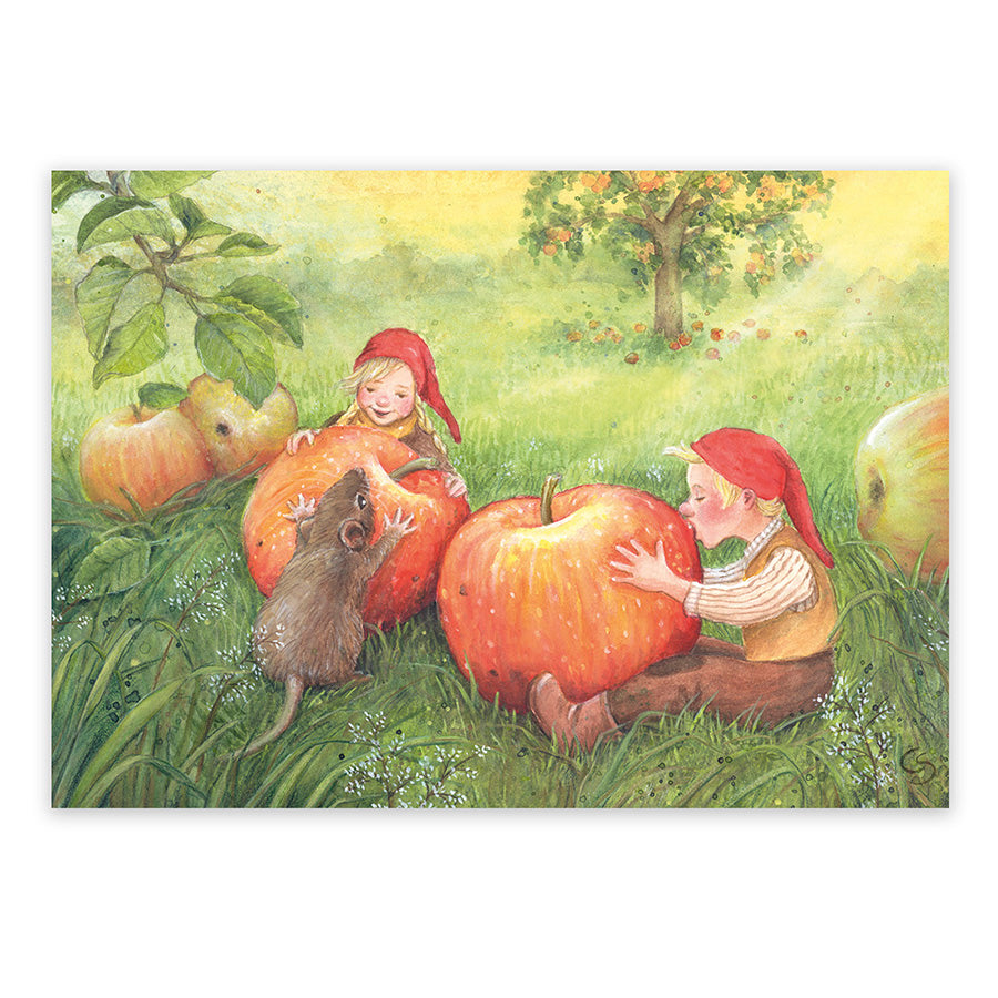 Zwei Wichtelkinder umarmen riesige Äpfel, Maus daneben – Postkarte Auf der Apfelwiese von Corinna Schwerdtfeger