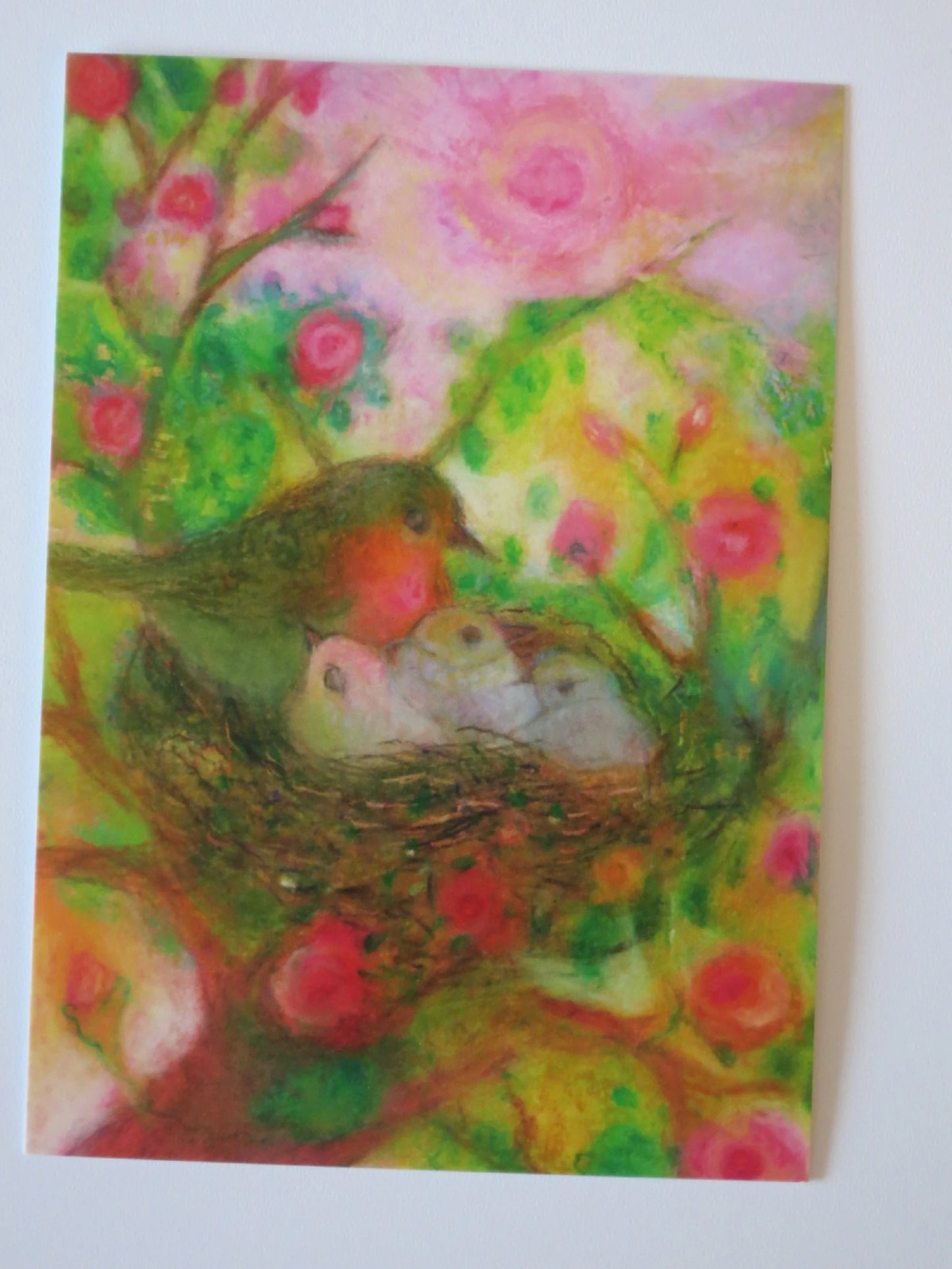 Postkarte Behuetet von Angela Koconda: Vogel beschuetzt Kueken im Nest zwischen Rosen