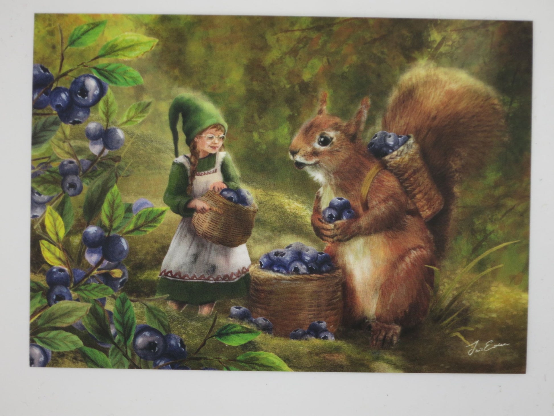 Herbst Postkarte Blueberry Dream PKHE248: Wichtelfrau und Eichhörnchen mit Blaubeeren im Korb.
Zeichnung von Iris Esther