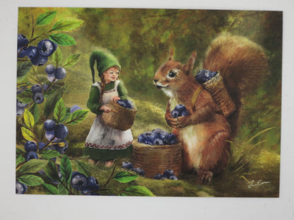 Herbst Postkarte Blueberry Dream PKHE248: Wichtelfrau und Eichhörnchen mit Blaubeeren im Korb.
Zeichnung von Iris Esther