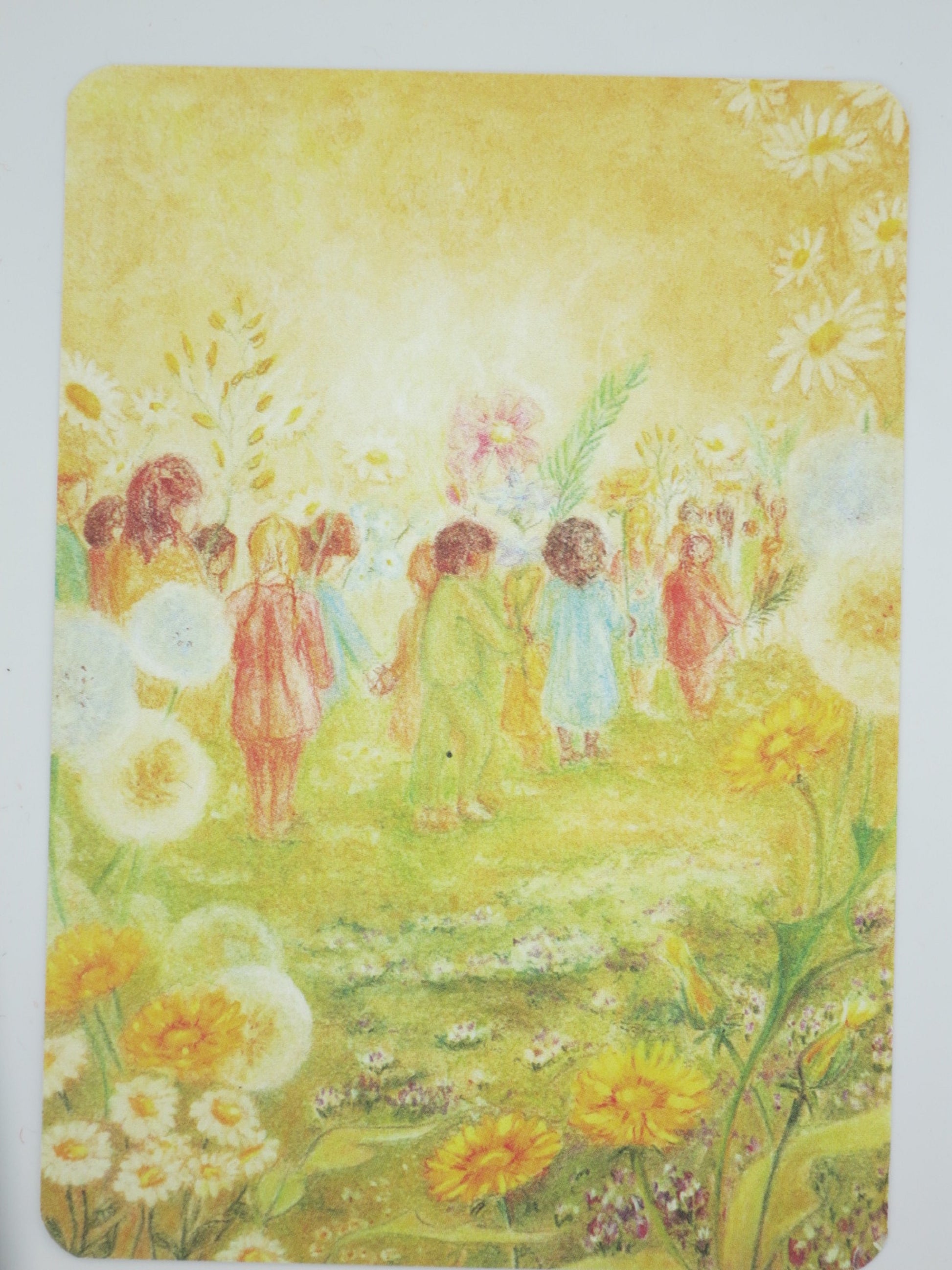 Postkarte Blumenparade: Kinder ziehen Hand in Hand mit Blumen durch Pusteblumenwiese, Pastellzeichnung von Geertje Kapteijns