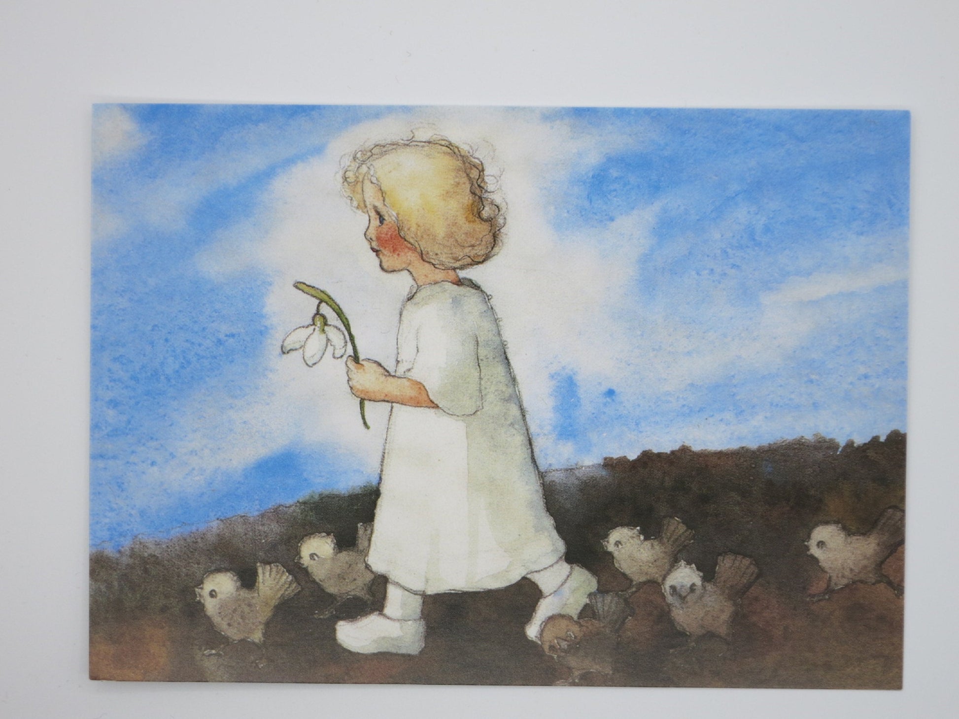 Waldorf Postkarte Dem Lenz entgegen von Mili Weber: Maedchen mit Schneegloeckchen und Vogelschar