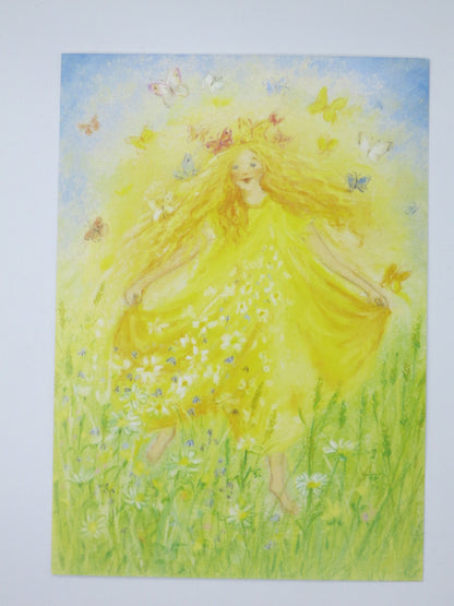 Waldorf Postkarte Der Frühling PKFR36: gelb gekleidete Frühlingsgestalt mit Schmetterlingen in Gaensebluemchenwiese, Design von Marjan van Zeyl