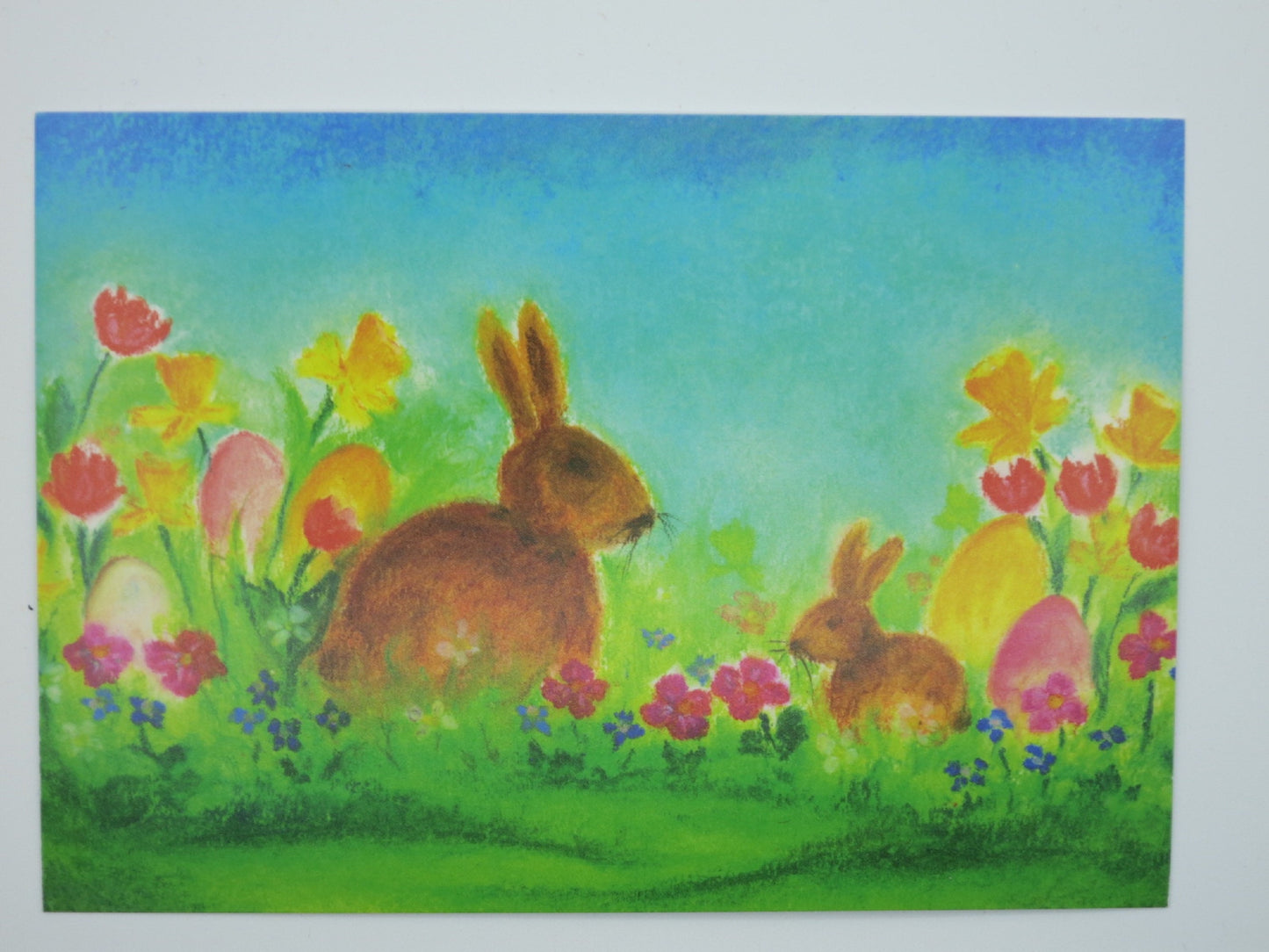 Waldorf Postkarte Der Osterhase von Baukje Exler: Hase und Jungtier zwischen Tulpen und Narzissen
