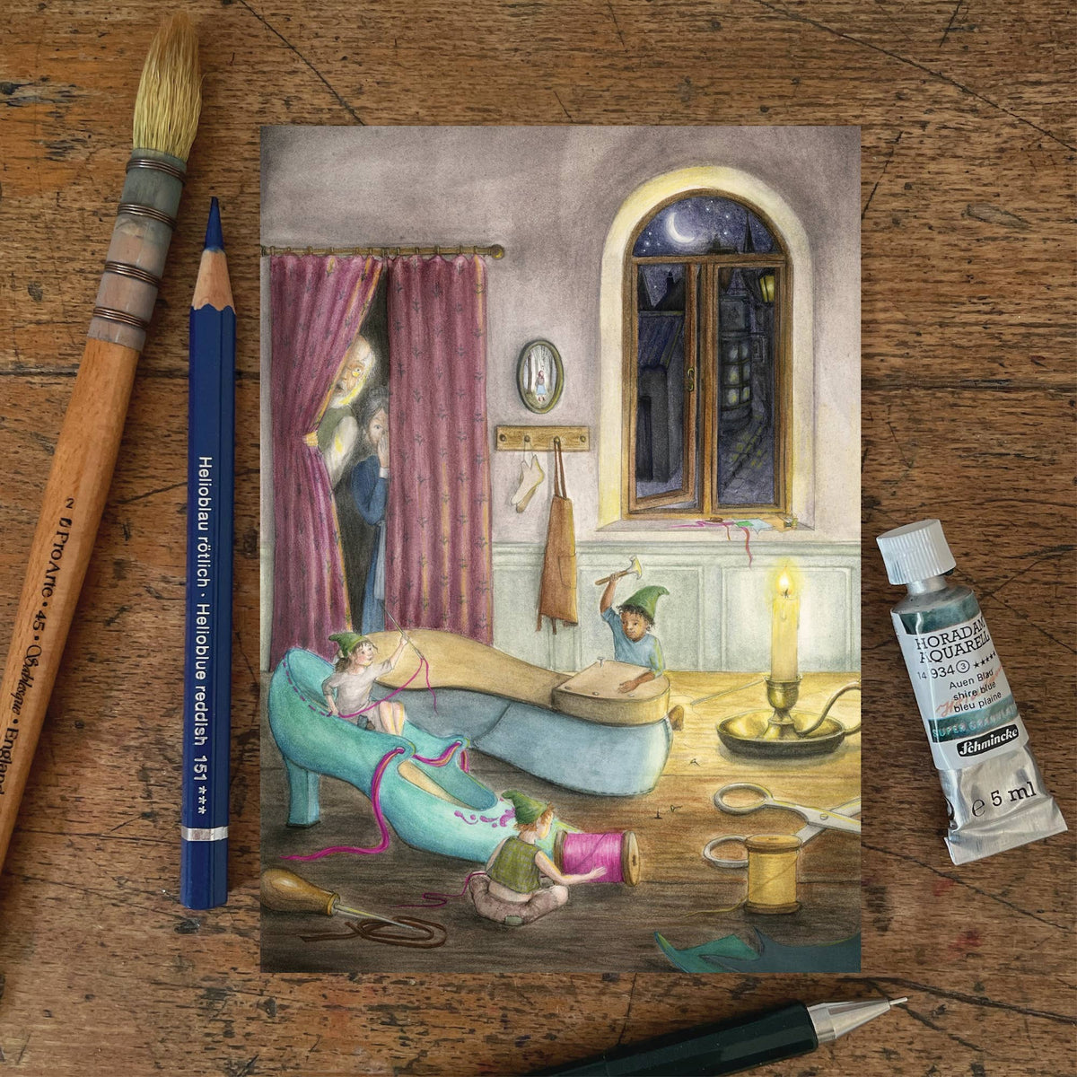Waldorf Postkarte Die Elfen und der Schuster PKHE258: Drei Wichtel arbeiten bei Kerzenlicht an türkisen Schuhen, der Schuster und seine Frau schauen hinter dem Vorhang zu. Aquarell von Mhairi Hellbrandt