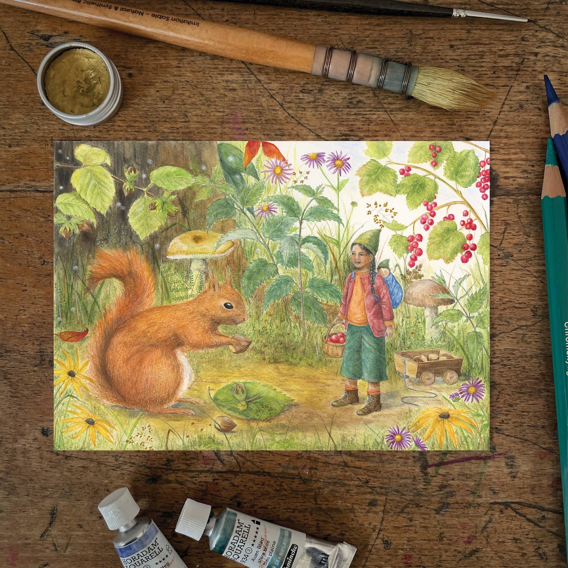 Herbst Postkarte Die Sammler PKHE257: Eichhörnchen und Wichtelmädchen sammeln Herbstschätze
Zeichnung von Mhairi Hellbrandt