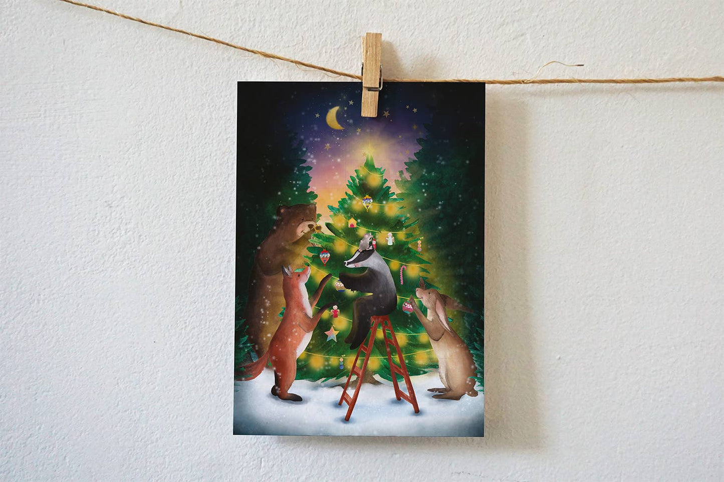 Winter Postkarte Ein Baum voller Geschichten PKI327: Tiere schücken den Weihnachtsbaum
Aquarell von Lotte Drouen